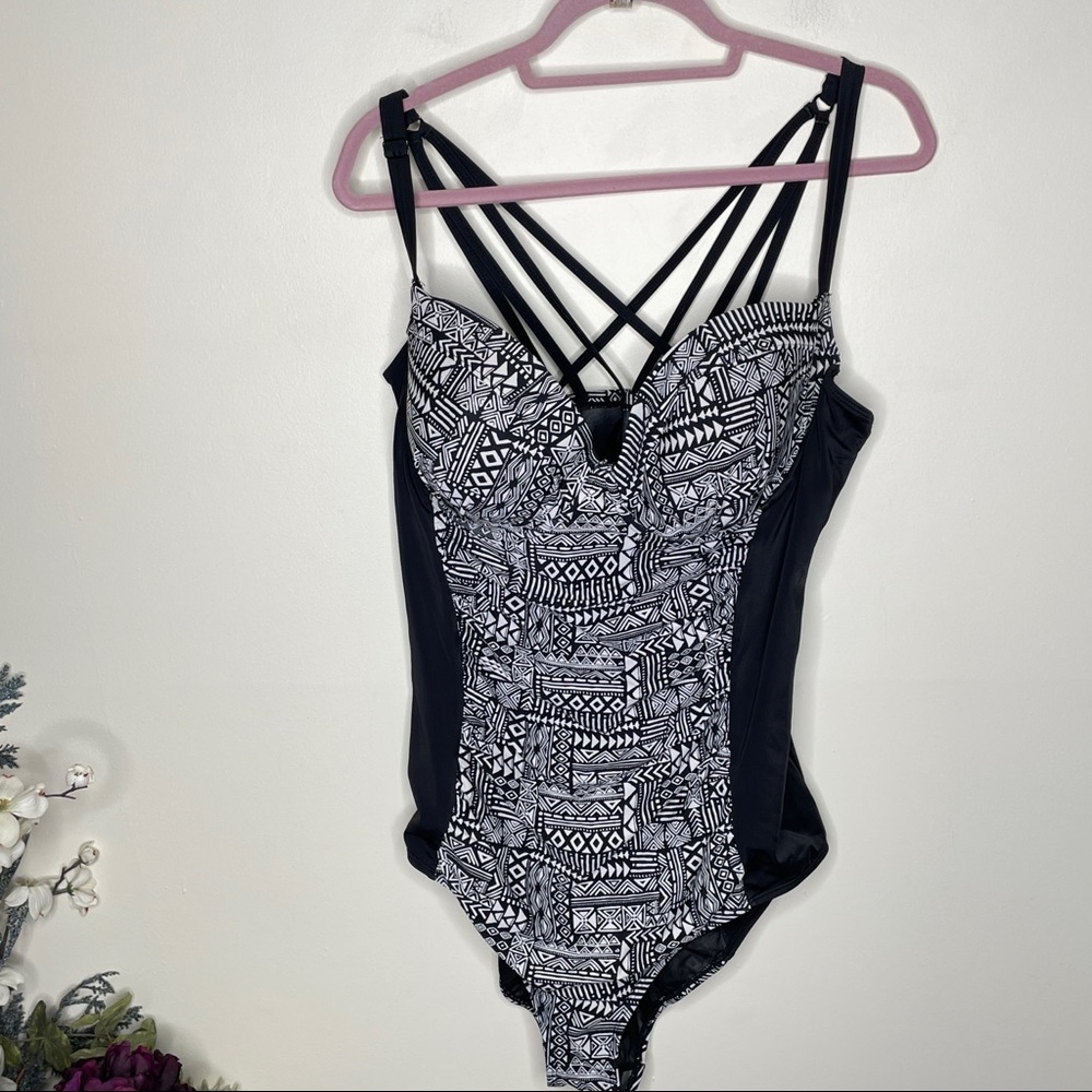 Torrid Black & White One Piece Swimsuit Size 3X | Strappy Back Tummy Control - Picture 2 of 5